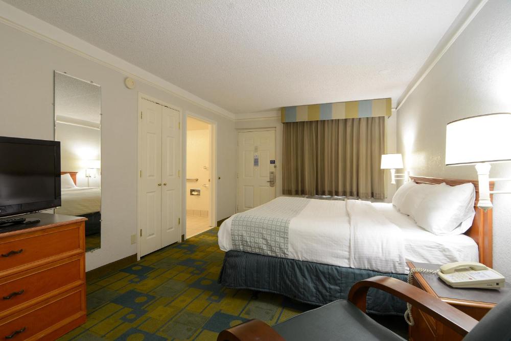 Deluxe King Room - Non-Smoking interior