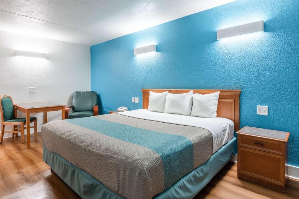 King Room - Non-Smoking interior
